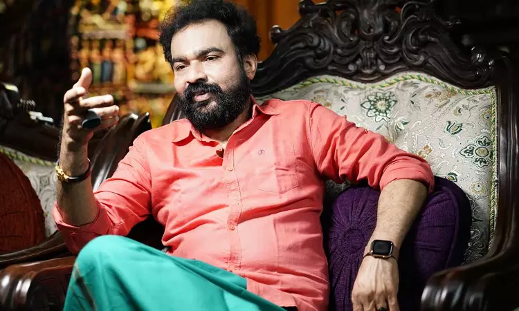 മകളുടെ വിവാഹത്തില്‍ പങ്കെടുക്കണം : മോൻസണ്‍ മാവുങ്കലിന് ഇടക്കാല ജാമ്യം അനുവദിച്ച്‌ ഹൈക്കോടതി