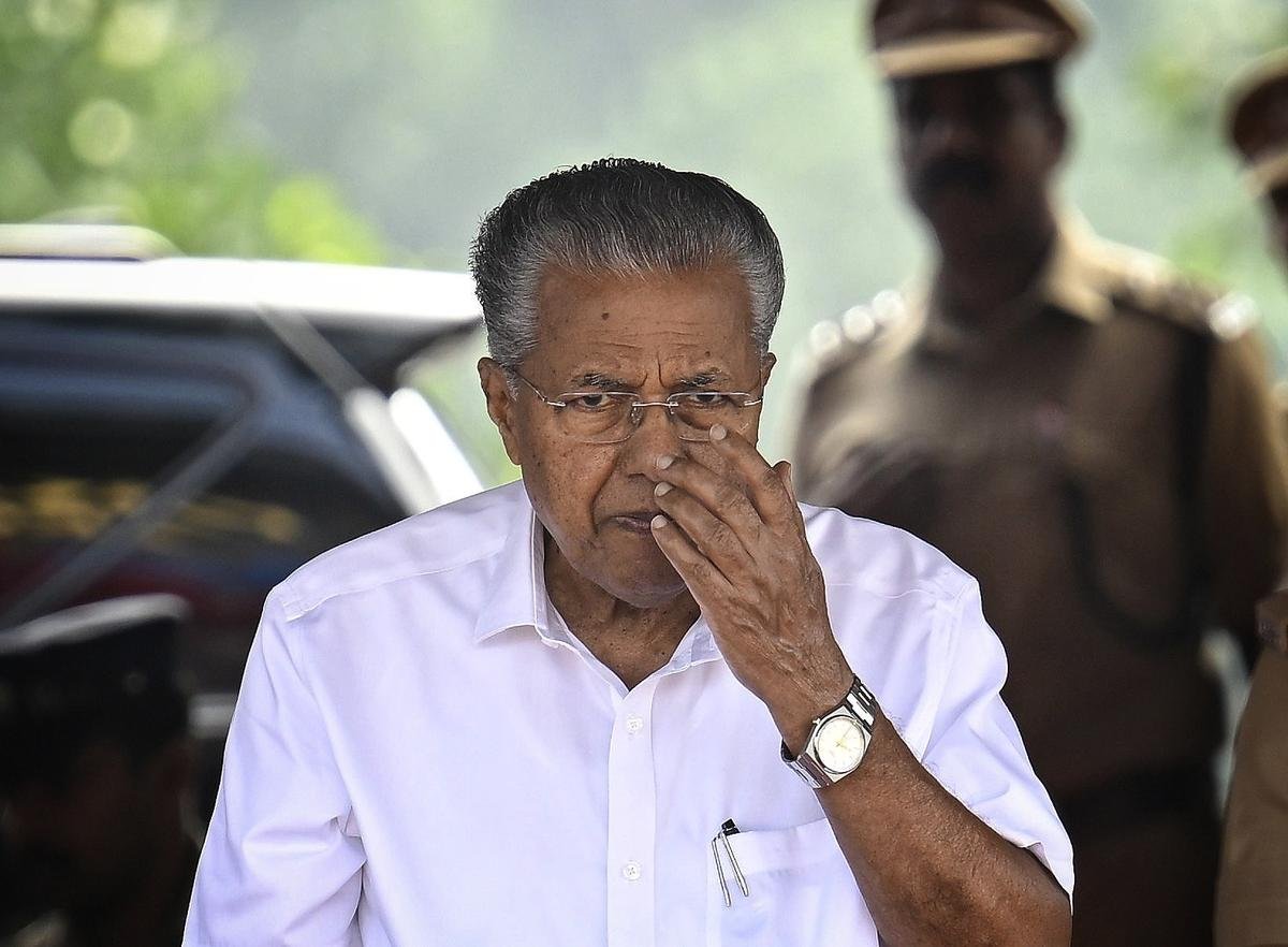 മുഖ്യമന്ത്രിയുടെ വാഹന വ്യൂഹത്തിന് ഇടയില്‍ കയറിയ വാഹനവും വാഹനത്തില്‍ ഉണ്ടായിരുന്ന 5 പേരേയും പോലീസ് കസ്റ്റഡിയില്‍ എടുത്തു