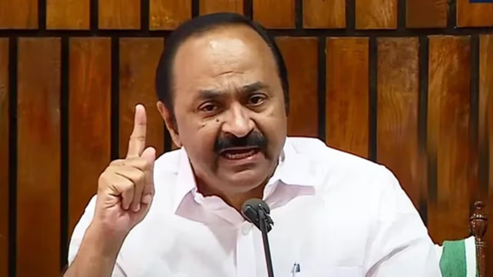 മലപ്പുറം തീവ്രവാദികളുടെ നാടാണെന്ന നിലപാടില്‍ സി.പി.എം ഉറച്ച്‌ നില്‍ക്കുന്നുണ്ടോയെന്ന് വി.ഡി. സതീശൻ; ‘ഇവിടെ ഏത് സമരം നടന്നാലും പിന്നില്‍ തീവ്രാദികളെന്നാണ് സി.പി.എം ആക്ഷേപം’