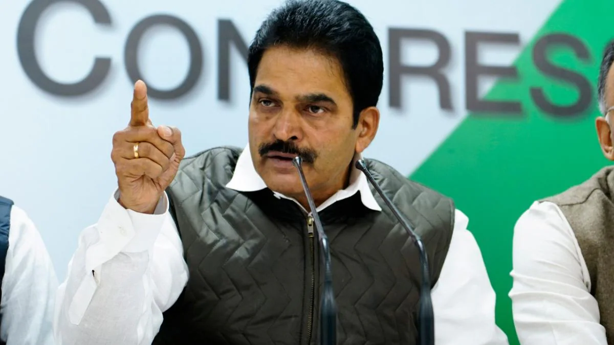 ‘തരൂര്‍ ലക്ഷ്‌മണ രേഖ ലംഘിച്ചാല്‍ നടപടി, അല്ലാതെ എന്തെങ്കിലും പറഞ്ഞാല്‍ 52 വെട്ട് വെട്ടുന്ന പാര്‍ട്ടിയല്ല ഞങ്ങളുടേത്’
