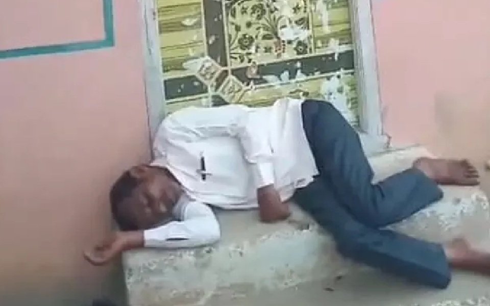 മദ്യപിച്ച്‌ ലക്കുകെട്ട് സ്കൂളിന്റെ കഞ്ഞിപ്പുരയ്ക്ക് മുന്നില്‍ കിടന്നുറങ്ങി; പ്രധാനാധ്യാപകന് സസ്പെന്‍ഷന്‍