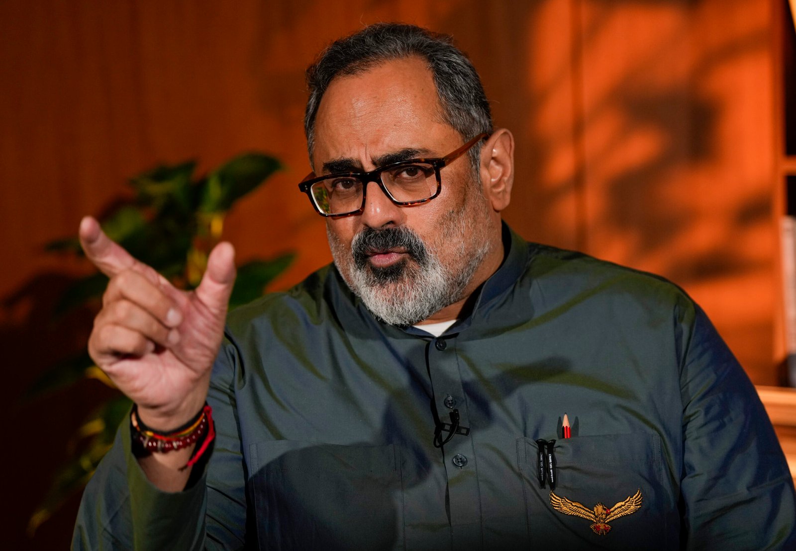 രാജീവ് ചന്ദ്രശേഖറിനെ പരസ്യമായി വിമര്‍ശിച്ച മൂന്ന് ബിജെപി നേതാക്കളെ സസ്‌പെൻഡ് ചെയ്തു