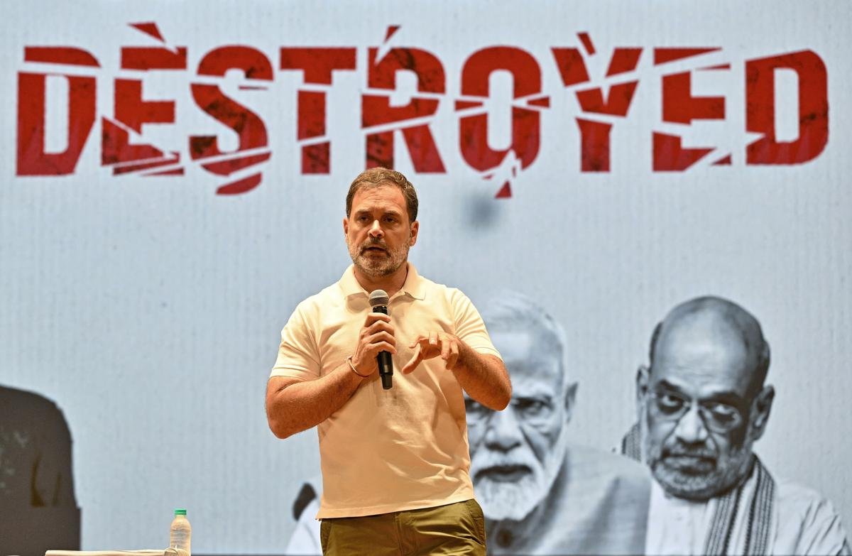 വോട്ടര്‍പട്ടികയില്‍ പരാതിയുണ്ടെങ്കില്‍ രേഖാമൂലം നല്‍കണമെന്ന് തെര. കമ്മീഷൻ.പറയുന്നത് കളവാണെങ്കില്‍ നടപടി എടുക്കട്ടെയെന്ന് രാഹുല്‍