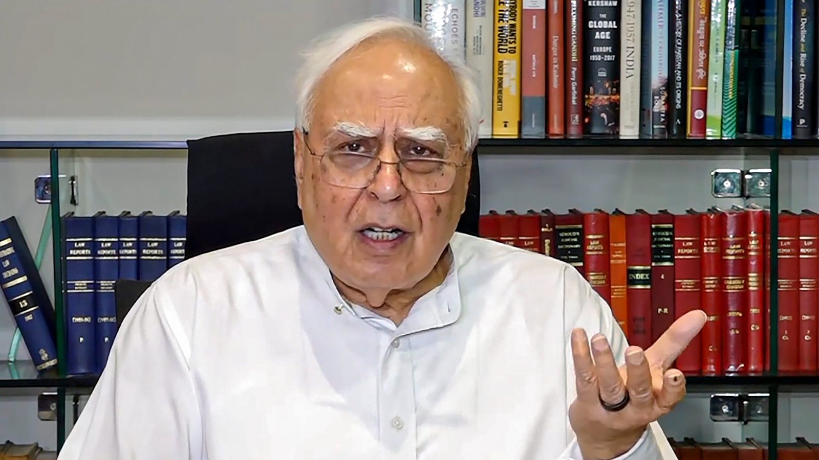 ‘ഇത് രാജ്യത്തിന് നേരെയുള്ള അതിക്രമം’: തിരഞ്ഞെടുപ്പ് ക്രമക്കേടുകള്‍ക്കെതിരെ കപില്‍ സിബല്‍