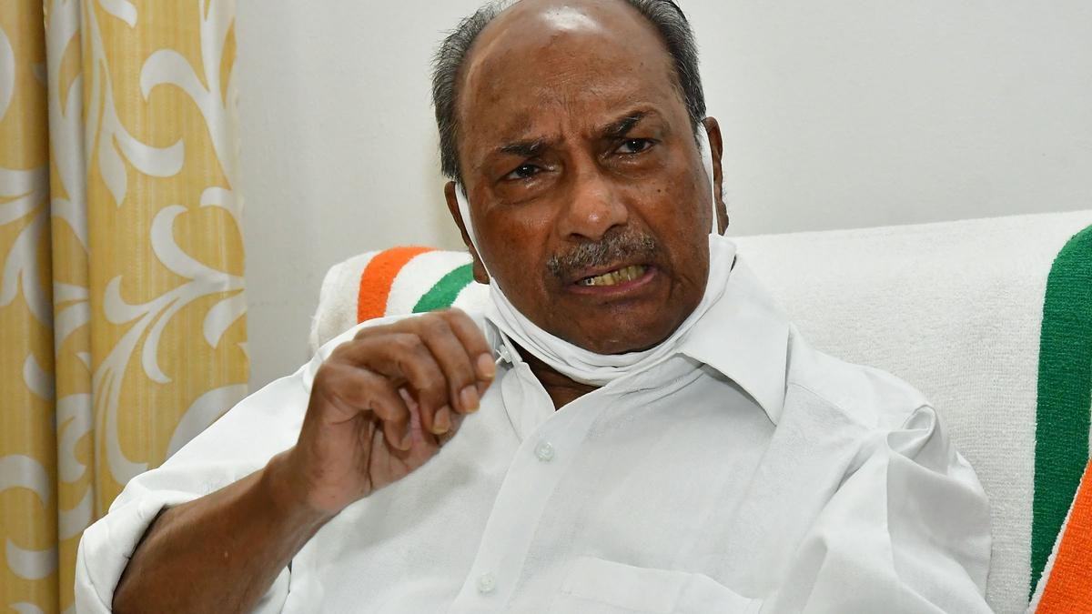 പണ്ടത്തെ വച്ച്‌ നോക്കിയാല്‍ ഇതൊക്കെ എന്ത് പൊട്ടിത്തറി ? 2001 ല്‍ പ്രഖ്യാപിച്ച മൂന്ന് സ്ഥാനാര്‍ഥികളെയാണ് പ്രചാരണത്തിന് ഇടയില്‍ മാറ്റിയത്. എന്നിട്ടും യുഡിഎഫ് 99 സീറ്റാണ് അന്ന് നേടിയത്. തെരഞ്ഞെടുപ്പ് പ്രഖ്യാപിച്ച്‌ മൂന്നാം ദിവസം തന്നെ കോണ്‍ഗ്രസ് സ്ഥാനാര്‍ഥികളെ പ്രഖ്യാപിക്കാൻ കഴിഞ്ഞു : എ.കെ ആന്റണി