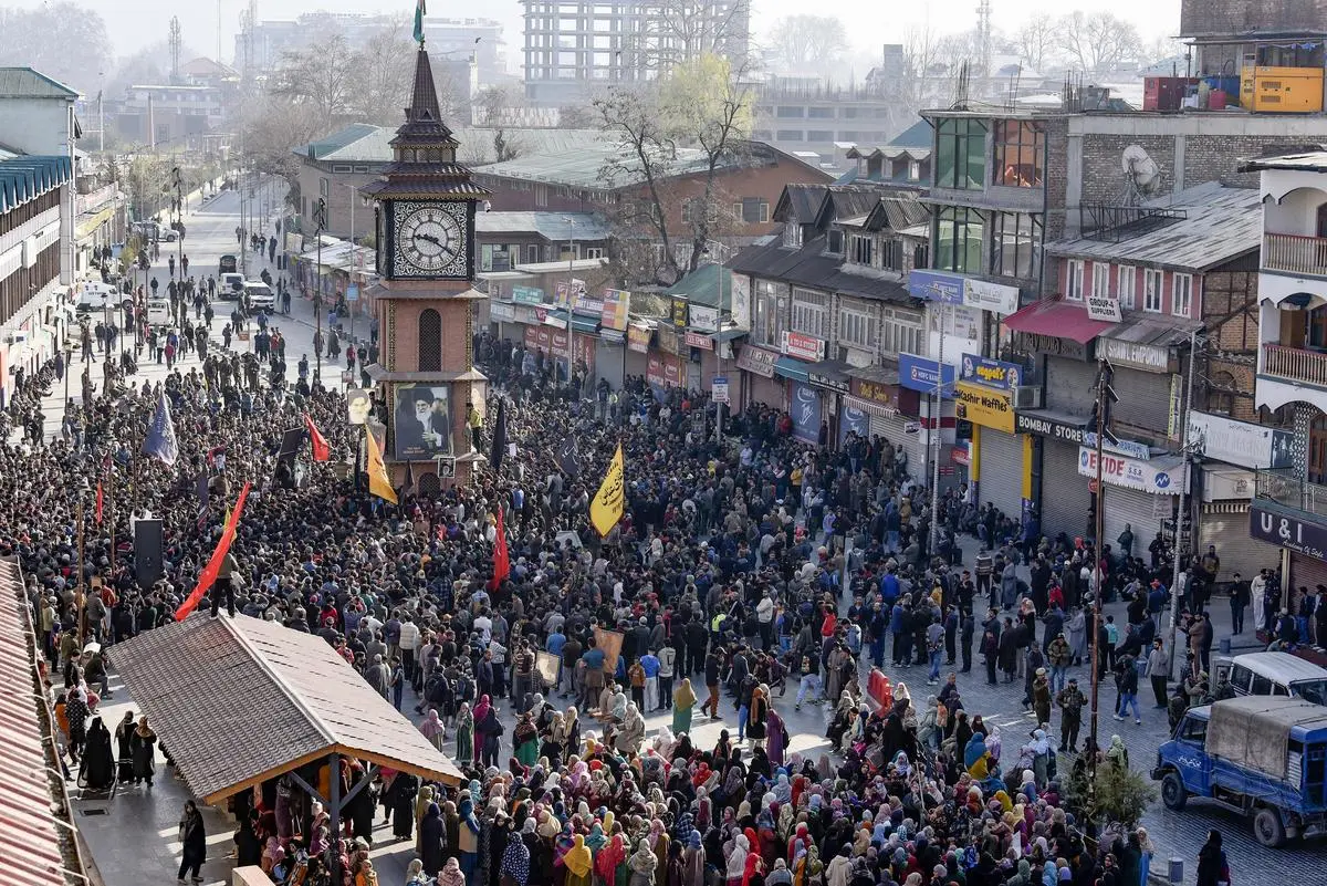 നിയന്ത്രണങ്ങള്‍ക്കിടയിലും കശ്മീരില്‍ പ്രതിഷേധം തുടരുന്നു; വിദ്യാലയങ്ങള്‍ക്ക് അവധി, ജനജീവിതം സ്തംഭിച്ചു