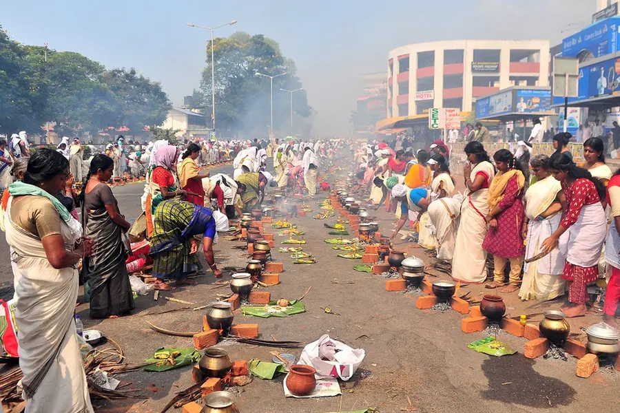 തലസ്ഥാനം ഭക്തിസാന്ദ്രം; പണ്ടാര അടുപ്പുകളില്‍ തീപകര്‍ന്നു