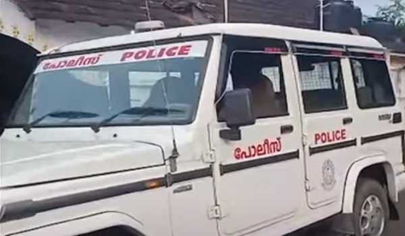 നിരവധി കേസുകളില്‍ പ്രതിയായ യുവാവിന്റെ വിവാഹത്തില്‍ പങ്കെടുത്തു; രണ്ട് പൊലീസുകാര്‍ക്ക് സസ്‌പെന്‍ഷന്‍